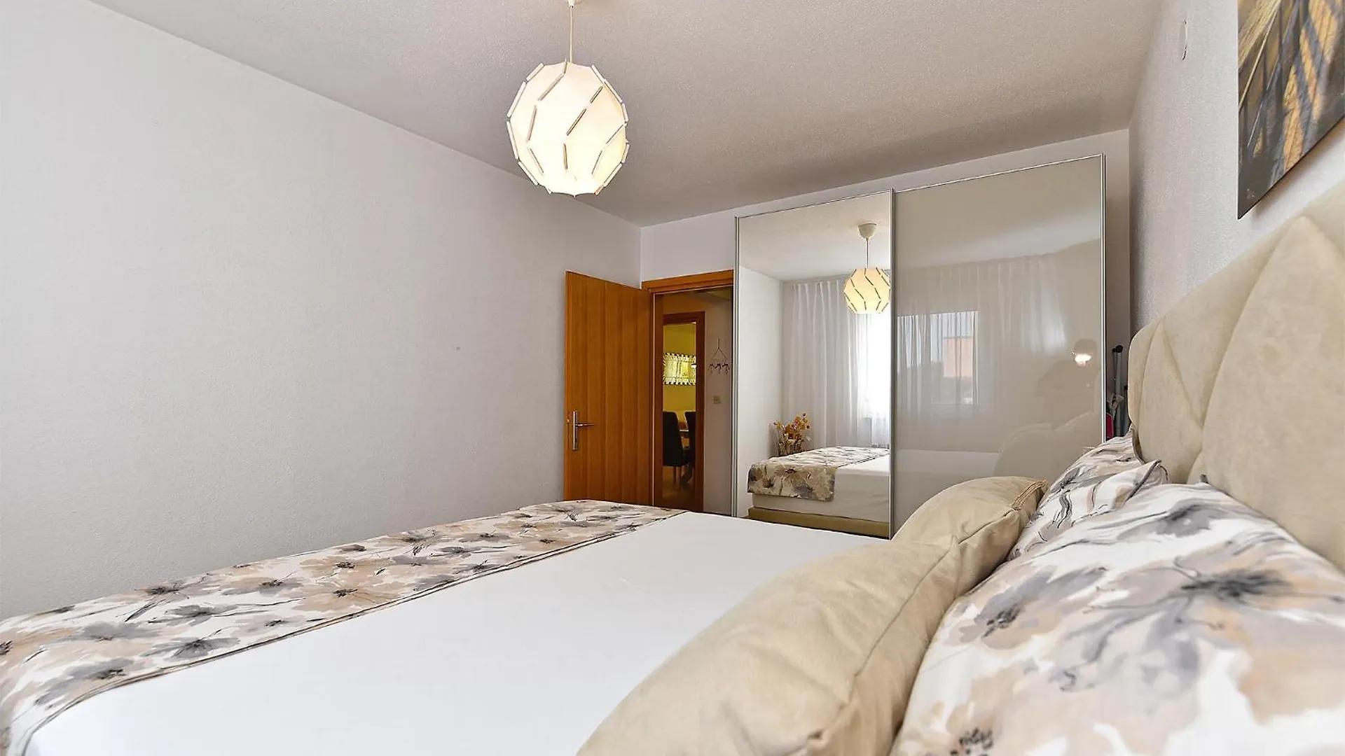Apartment 2207 Póla
